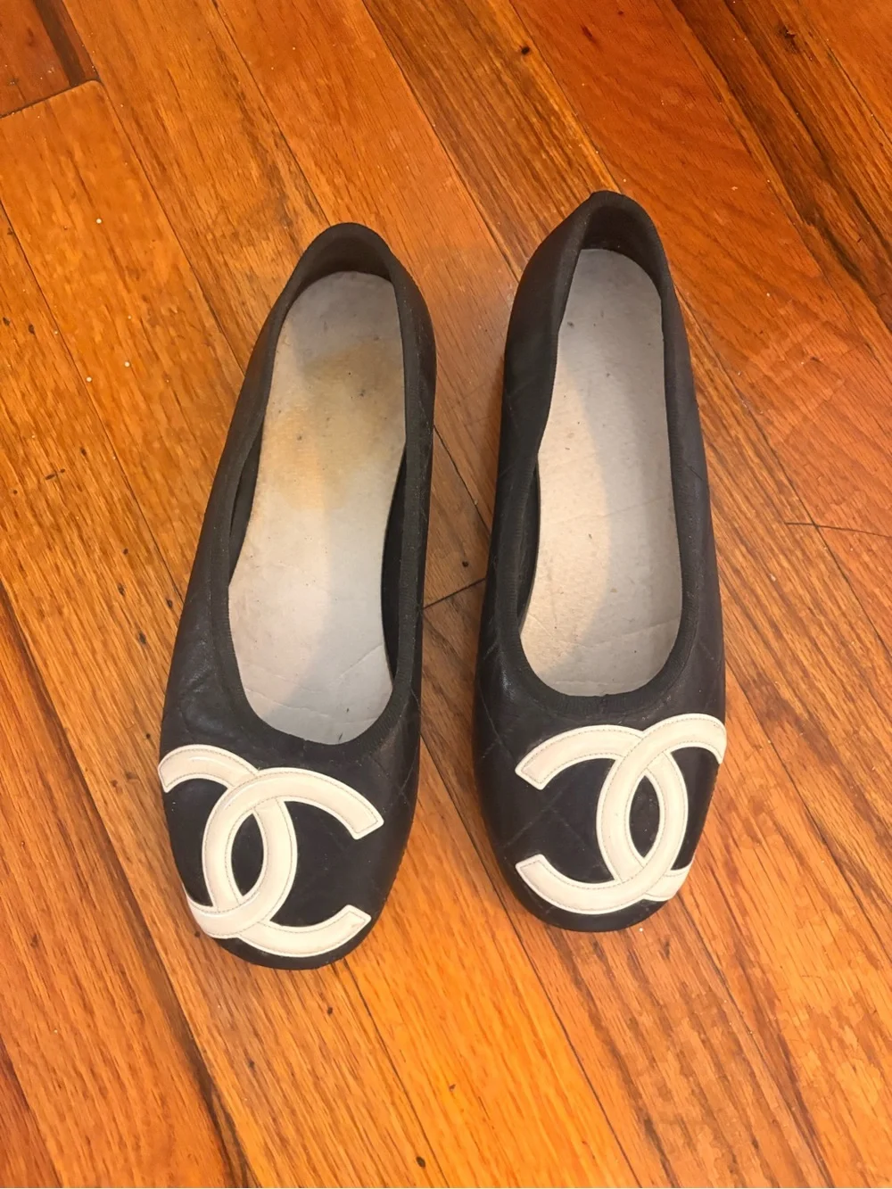CHANEL Black Quilted Leather Ballet Flats with White CC Emblem